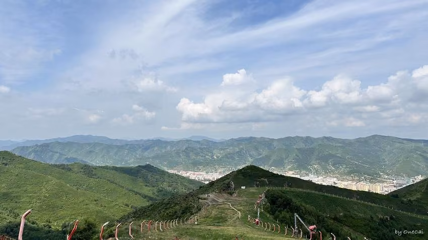 山顶拍的滑雪赛道